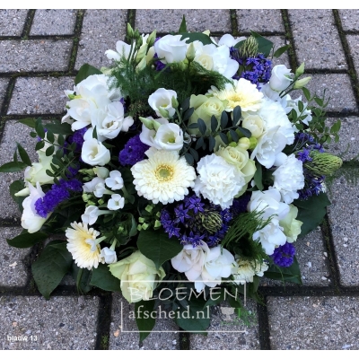 Ronde compacte biedermeier van paarsblauwe en witte bloemen